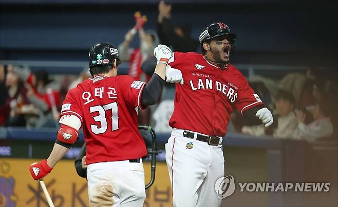 SSG 라가레스의 역전포! (서울=연합뉴스) 김인철 기자 = 4일 서울 구로구 고척스카이돔에서 열린 2022 프로야구 포스트시즌 한국시리즈(KS) 3차전 SSG 랜더스와 키움 히어로즈의 경기. 8회초 2사 2루 상황 SSG 라가레스가 좌월 투런 홈런을 치고 동료선수들과 하이파이브를 하고 있다. 2022.11.4 yatoya@yna.co.kr