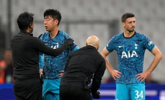 손흥민이 2일(한국시간) 프랑스 마르세유의 스타드 벨로드롬에서 열린 유럽축구연맹(UEFA) 챔피언스리그(UCL) 경기에서 응급처치를 받고 있다. 마르세유=AP/뉴시스