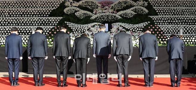 한덕수 국무총리와 오세훈 서울시장을 비롯한 정부 관계자들이 지난달 31일 서울광장에 마련된 이태원 사고 사망자 합동분향소에서 조문을 하고 있다. 사진= 이데일리 방인권 기자