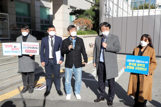 한동훈 법무부 장관을 스토킹한 혐의로 고소된 ‘시민언론 더탐사’ 관계자들이 4일 오후 서울 강남구 수서경찰서 앞에서 소환조사 전 기자회견을 진행하고 있다. (사진=뉴스1)