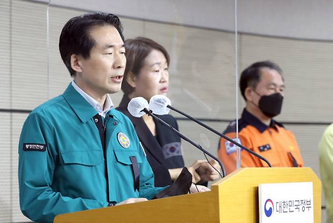 김성호 행정안전부 재난안전관리본부장이 3일 오전 정부세종청사에서 이태원 사고 관련 중앙대책본부 회의 내용을 발표한 뒤 취재진의 질의에 답변하고 있다. (사진=뉴스1)