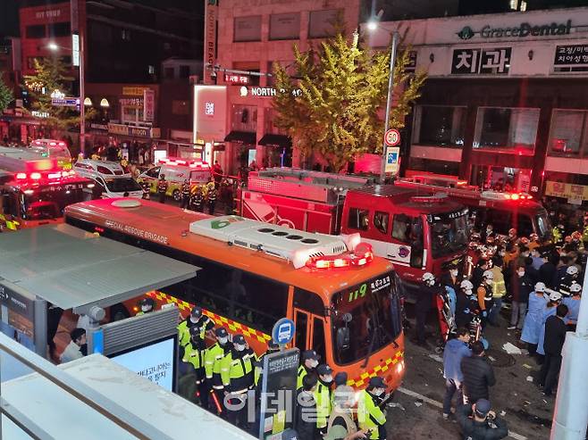 ‘핼러윈’을 앞두고 29일 오후 서울 용산구 이태원동 일대에 인파가 몰려 대규모 사고가 발생한 가운데 서울 지하철 6호선 이태원역 앞에 소방차와 구급차가 가득차 있다.(사진=조민정 기자)