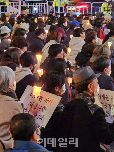 5일 오후 5시부터 7시까지 서울 시청역 7번 출구 앞 대로에서 진보성향의 단체인 촛불행동이 주최한 ‘이태원 참사 희생자 추모 시민 촛불 집회’에서 참가자들이 촛불을 들고 있다.(사진=황병서 기자)