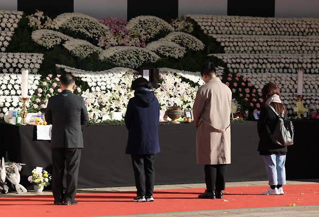 4일 시민들이 서울광장에 마련된 핼러윈데이 이태원 참사 희생자 합동 분향소를 조문하고 있다. (사진=연합뉴스)