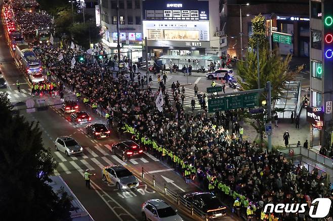 22일 촛불승리전환행동 등 진보단체 주최로 열린 '김건희 특검 윤석열 퇴진 11차 전국집중 촛불대행진' 집회 참석자들이 서울 중구 태평로에서 출발해 삼각지역 방향으로 행진하고 있다. 2022.10.22/뉴스1 ⓒ News1 박세연 기자