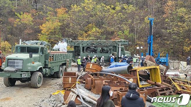 3일 오전 경북 봉화군 아연광산 매몰 사고 현장에서 한국광해광업공단과 산업통상자원부 동부광산안전사무소 등 구조반 관계자들이 천공기를 이용해 확보한 지하 170m 지점에 내시경을 넣어 고립 작업자들의 생존 신호를 확인하기 위해 안간힘을 쏟고 있다. 2022.11.3/뉴스1 ⓒ News1 공정식 기자