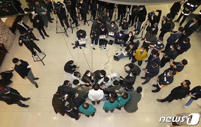 방종효 안동병원 신장내과장이 5일 오전 병원 1층 로비에서 경북 봉화군 아연광산 매몰 사고로 고립됐다 221시간 만에 생환해 치료 중인 작업반장 박모씨(62)와 보조작업자 박모씨(56)를 만나고 나온 뒤 취재진에게 건강 상태를 설명하고 있다. 2022.11.5/뉴스1 ⓒ News1 공정식 기자