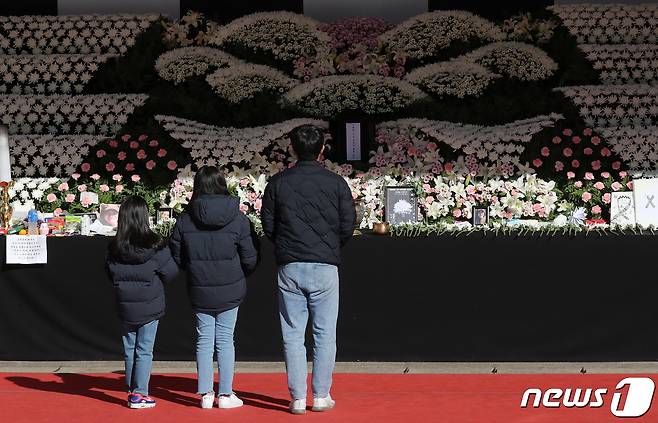 국가애도기간 마지막 날인 5일 오전 서울광장에 마련된 이태원 참사 희생자 합동분향소를 찾은 시민들이 조문을 하고 있다. 2022.11.5/뉴스1 ⓒ News1 박세연 기자