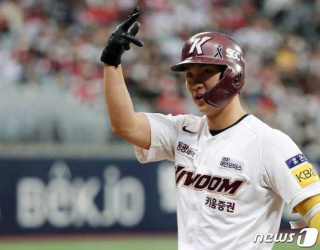 5일 오후 서울 구로구 고척스카이돔에서 열린 프로야구 '2022 신한은행 SOL KBO 포스트시즌' 한국시리즈 4차전 SSG 랜더스와 키움 히어로즈의 경기, 키움 신준우가 3회말 1사 3루에서 적시타를 친 후 세리머니를 하고 있다. 2022.11.5/뉴스1 ⓒ News1 김진환 기자