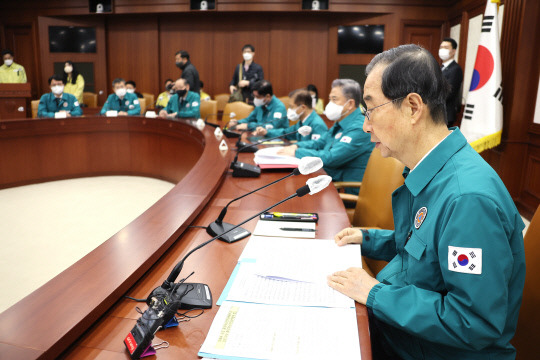 한덕수 국무총리가 지난 4일 정부서울청사 중앙재난안전대책본부 상황실에서 이태원 사고 및 코로나19 중대본 회의를 주재하고 있다.사진=연합뉴스