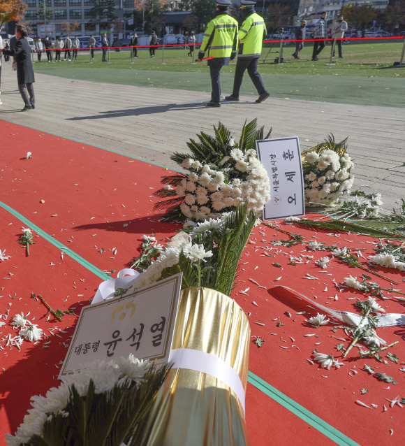 이태원 참사 희생자 합동 분향소에 이번 참사로 아들을 잃은 유족이 쓰러뜨린 윤석열 대통령과 오세훈 서울시장의 근조화환. 사진 = 연합뉴스