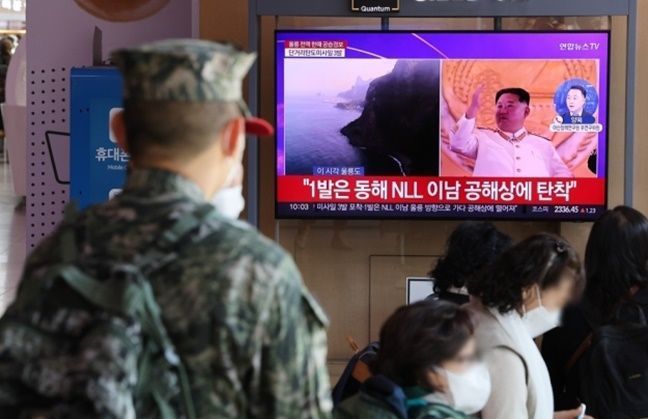 2일 오전 서울역에서 시민들이 북한 탄도미사일 발사 관련 뉴스를 보고 있다. ⓒ연합뉴스