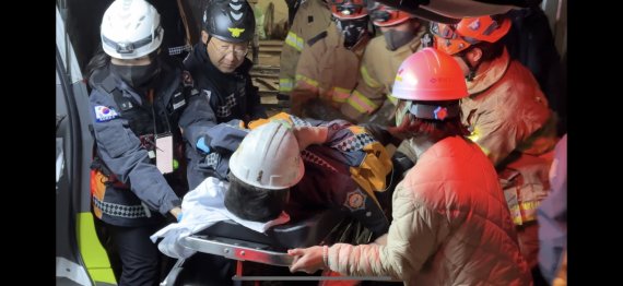 경북 봉화군 광산 매몰 사고 광부 2명 모두가 사고 열흘째이자 221시간 만인 지난 4일 오후 생환했다. 사진=경북소방본부 제공