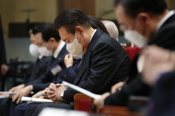 묵도하는 윤석열 대통령 (서울=연합뉴스) 서명곤 기자 = 윤석열 대통령이 5일 서울 서초구 백석대학교 서울캠퍼스에서 열린 한국교회 이태원 참사 위로 예배에서 묵도하고 있다. 2022.11.5 seephoto@yna.co.kr (끝)