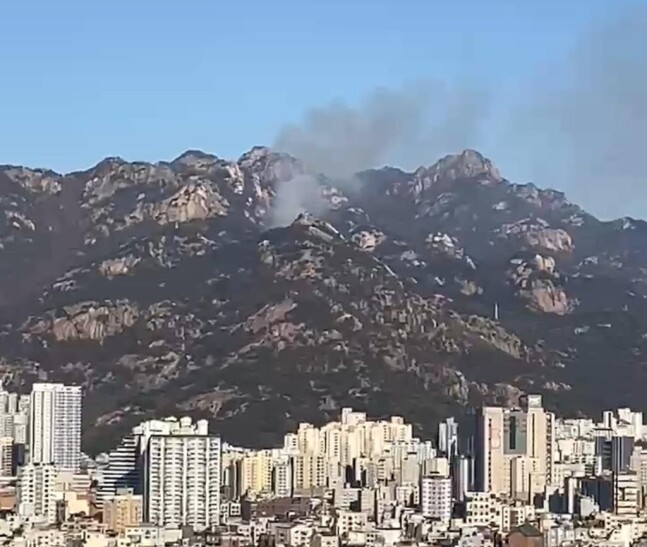 5일 서울 은평구 북한산 족두리봉에 화재가 발생한 모습. 연합뉴스