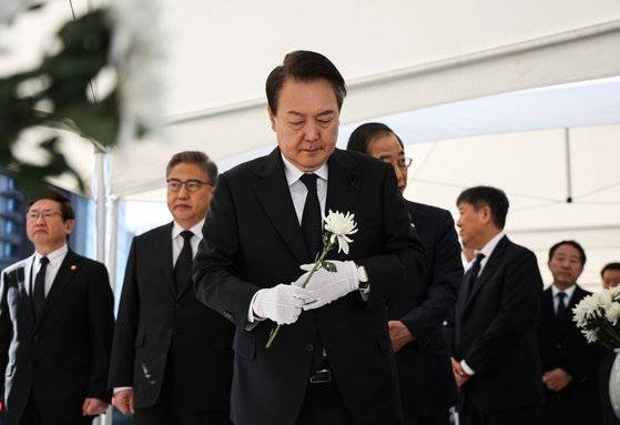 윤석열 대통령이 5일 오전 서울광장에 마련된 이태원 사고 사망자 합동분향소를 방문, 헌화를 위해 이동하고 있다. 사진 대통령실