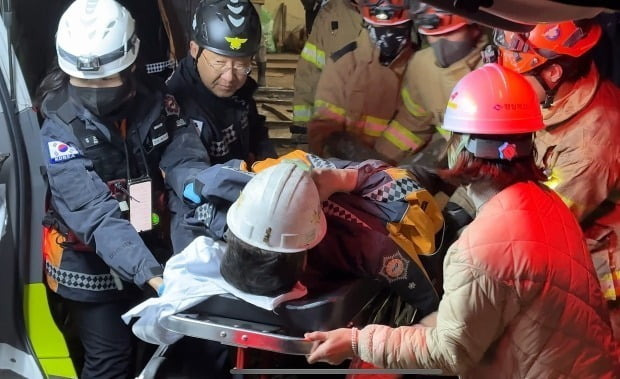 경북 봉화 광산 매몰 사고로 고립됐던 광부 2명이 221시간 만인 지난 4일 오후 11시3분께 무사 생환했다. 뉴스1