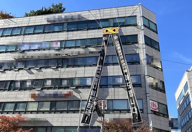 경기 김포 사우동 한 건물 외벽에 걸린 이태원 참사 희생자 추모 현수막에 정권 퇴진을 촉구하는 문구가 들어있다. |연합뉴스