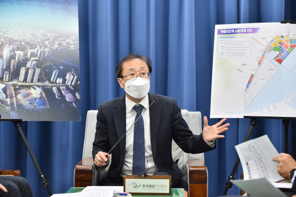 김광회 부산시 도시균형발전실장이 북항 2단계 항만재개발사업 예비타당성조사 통과와 관련해 브리핑하고 있다. 부산시 제공