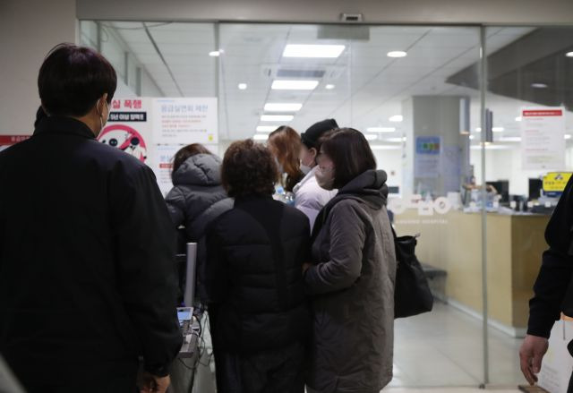 5일 경북 봉화군 아연광산 매몰사고로 고립됐던 작업자 2명이 구조돼 안동병원으로 옮겨진 가운데 뒤따라온 가족들이 병원으로 들어가고 있다. 연합뉴스