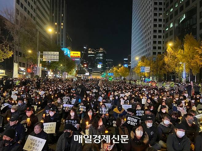 5일 오후 시민단체 촛불승리전환행동이 서울시청 일대에서 ‘이태원 참사 희생자 추모 촛불집회’를 열었다. 이날 집회에는 주최측 추산 5만여명이 모였다. <박홍주 기자>