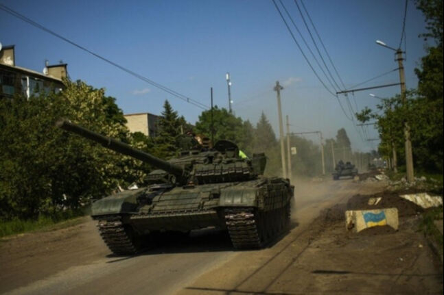 우크라이나군이 사용중인 T-72M1R 전차가 시가지를 지나고 있다. T-72M1R은 폴란드가 러시아산 T-72 전차를 개량한 것이다. /ⓒ트위터 캡쳐