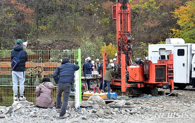 [봉화=뉴시스] 이무열 기자 = 3일 오전 경북 봉화군 아연 광산 매몰사고 현장에서 작업자들이 목표지점까지 시추작업이 완료된 구멍으로 갱도 내부 내시경 수색을 시작하고 있다. 2022.11.03. lmy@newsis.com