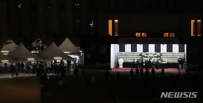 [서울=뉴시스] 이영환 기자 = 31일 오후 서울 중구 서울광장에 마련된 이태원 사고 사망자 합동분향소를 찾은 시민들이 조문을 하고 있다. 2022.10.31. 20hwan@newsis.com