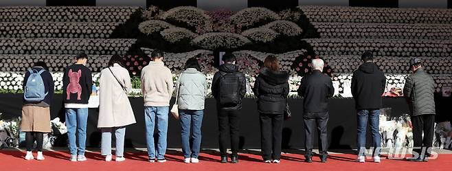 [서울=뉴시스] 추상철 기자 = '이태원 참사' 국가애도 기간 마지막날인 5일 오전 서울 중구 서울광장에 마련된 '이태원 참사 희생자 합동분향소'에서 시민들의 조문행렬이 이어지고 있다. 2022.11.05. scchoo@newsis.com