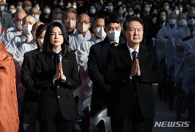 [서울=뉴시스] 전신 기자 = 윤석열 대통령과 부인 김건희 여사가 4일 서울 종로구 조계사에서 열린 이태원 참사 희생영가 추모 위령법회에서 삼귀의례를 하고 있다. 2022.11.04. photo1006@newsis.com