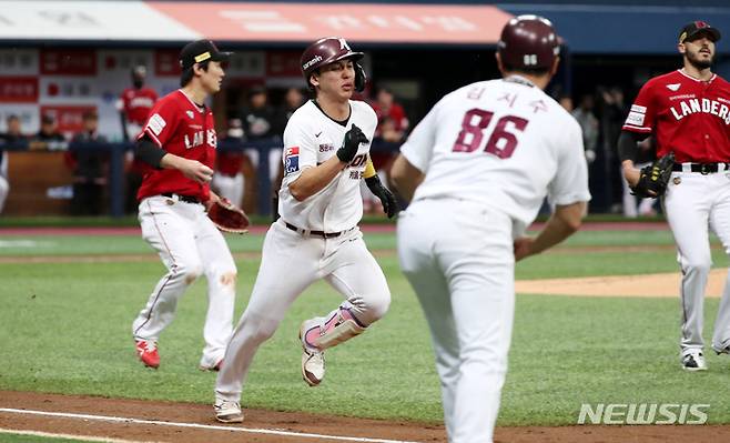 [서울=뉴시스] 추상철 기자 = 5일 오후 서울 구로구 고척스카이돔에서 열린  '2022 KBO 한국시리즈 4차전' SSG 랜더스와 키움 히어로즈의 경기, 2회말 1아웃 주자 1,3루 상황에서 키움 신준우가 번트를 한 후 전력질주를 하고 있다. 2022.11.05. scchoo@newsis.com