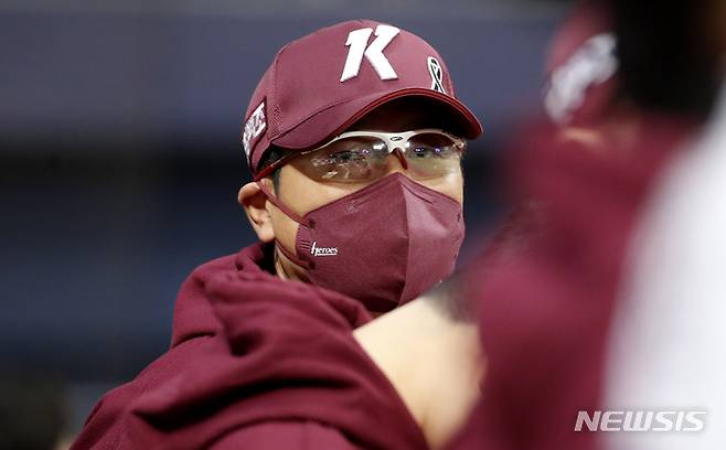 [서울=뉴시스] 정병혁 기자 = 4일 오후 서울 구로구 고척스카이돔에서 열린 2022 KBO 한국시리즈 3차전 SSG 랜더스와 키움히어로즈의 경기에 앞서 SSG 홍원기 감독이 대기하고 있다. 2022.11.04. jhope@newsis.com