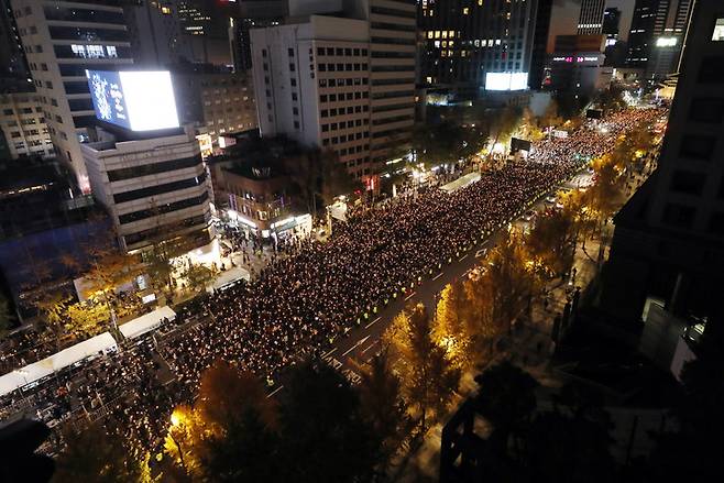 [서울=뉴시스] 최동준 기자 = 5일 서울 중구 시청역 인근 도로에서 촛불행동 주최 '이태원 참사 희생자 추모 시민 촛불' 집회가 열리고 있다. 2022.11.05. photocdj@newsis.com