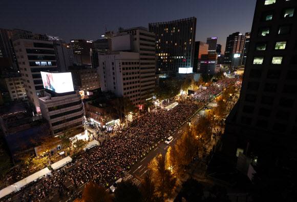 다시 거리로 나온 촛불 - 5일 시청역 인근에서 핼러윈데이 이태원 참사 희생자 추모 및 정부 규탄 촛불집회가 열리고 있다. 2022.11.5 연합뉴스