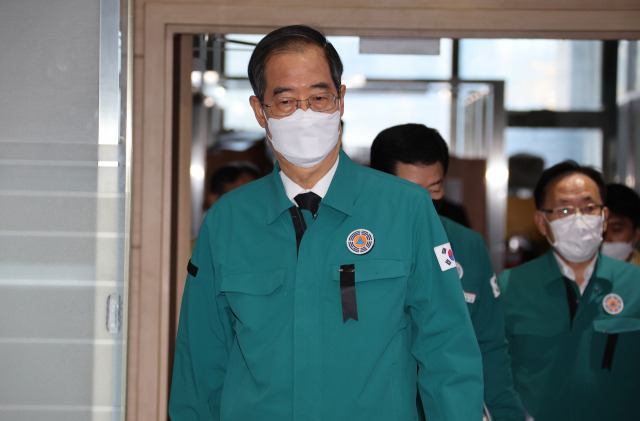 한덕수 국무총리가 5일 정부서울청사 중앙재난안전대책본부 상황실에서 이태원 사고 중대본 회의에 참석하고 있다. 연합뉴스