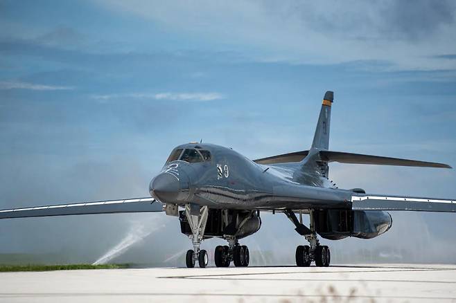 미 전략폭격기 'B-1B'가 5일 한·미 연합공중훈련 '비질런트 스톰'에 합류한다고 공군이 밝혔다. 사진은 10월 괌 앤더슨 기지에 도착한 B-1B 모습 ⓒ미 태평양공군 제공