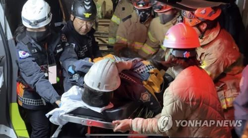 당국 "봉화 광산 고립자 2명 생환…지상으로 걸어 나와" (봉화=연합뉴스) 경북 봉화군 아연 채굴 광산 매몰사고 열흘째인 4일 오후 11시께 구조 당국은 고립됐던 작업자 2명이 생환했다고 밝혔다. 사진은 이날 생환한 고립자들이 안동병원으로 이송되는 모습. 2022.11.4 [경북소방본부 제공. 재판매 및 DB 금지]
    mtkht@yna.co.kr