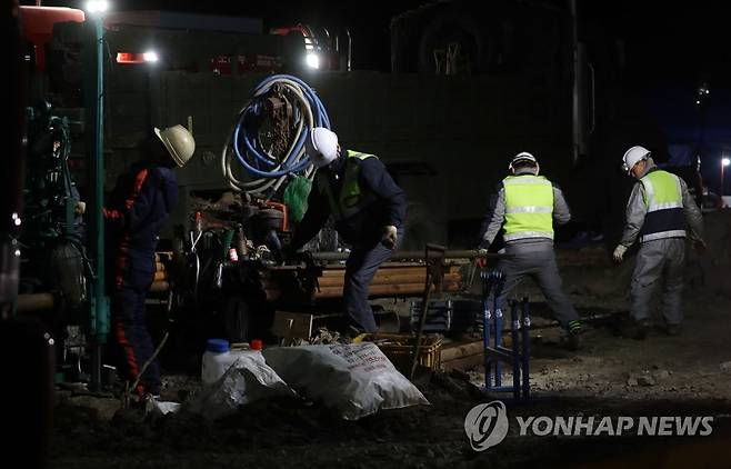 야간에도 계속되는 구조 작업 (봉화=연합뉴스) 박세진 기자 = 경북 봉화군 아연 광산 사고 열흘째인 4일 오후 구조 당국이 고립된 작업자 2명의 생존 신호를 확인하기 위한 천공 작업을 이어가고 있다. 2022.11.4 psjpsj@yna.co.kr