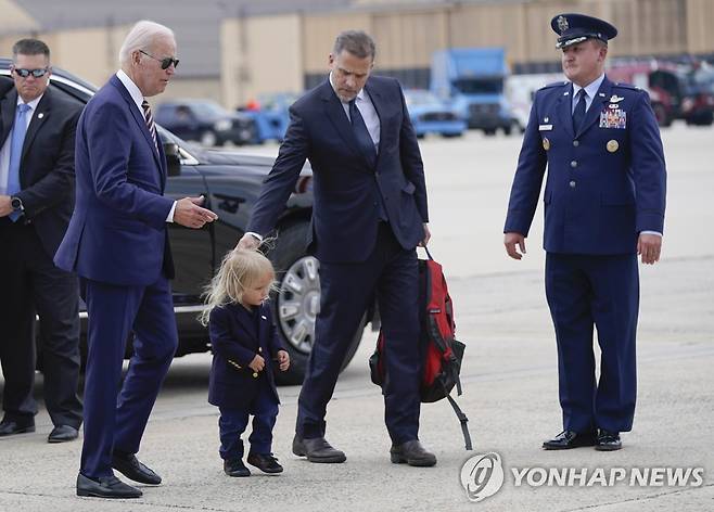 바이든 대통령과 차남 헌터 바이든 조 바이든 미국 대통령이 2022년 8월 10일 메릴랜드주 앤드루스 기지에서 차남 헌터 바이든과 손자와 함께 에어포스원에 탑승하고 위해 걸어가고 있다. [AP 연합뉴스 자료사진. 재판매 및 DB 금지]