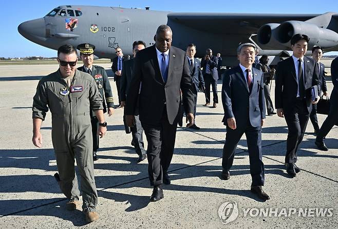 앤드루스 공군기지를 방문한 이종섭 국방장관과 오스틴 미 국방장관 [AP 연합뉴스 자료 사진. 재판매 및 DB 금지]