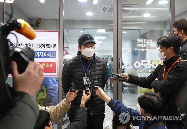 인터뷰하는 구조된 광산 작업반장 아들 (봉화=연합뉴스) 박세진 기자 = 5일 경북 안동병원 응급실 앞에서 봉화군 아연광산 매몰사고로 고립됐다가 구조된 작업반장 박모(62)씨의 아들 박근형(42)씨가 인터뷰를 하고 있다. 2022.11.5 psjpsj@yna.co.kr