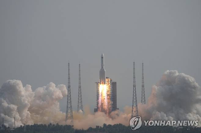 中 우주정거장 '톈궁' 부품 싣고 발사되는 로켓 (원창 로이터=연합뉴스) 지난달 31일(현지시간) 중국 남부 하이난성 원창위성발사센터에서 중국의 유인우주정거장 '톈궁'(天宮) 완공에 필요한 멍톈(夢天) 실험실 모듈이 탑재된 창정-5BY4 로켓이 발사되고 있다. 2022.10.31 alo95@yna.co.kr