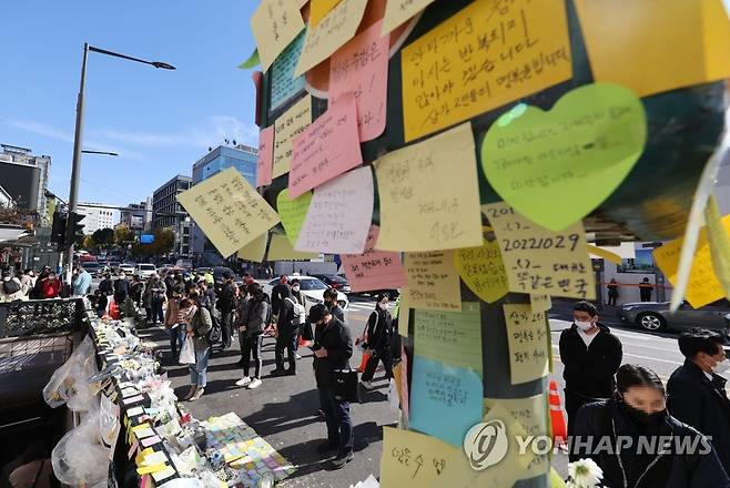 이태원역 1번 출구 메우는 추모 메시지 [연합뉴스 자료사진]