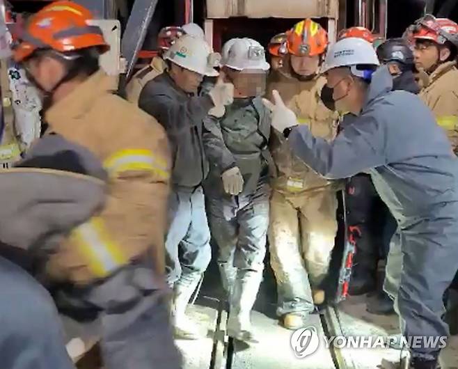 당국 "봉화 광산 고립자 2명 생환…지상으로 걸어 나와" (봉화=연합뉴스) 경북 봉화군 아연 채굴 광산 매몰사고 열흘째인 4일 오후 11시께 구조 당국은 고립됐던 작업자 2명이 생환했다고 밝혔다. 사진은 이날 생환한 고립자들이 밖으로 나오는 모습. 2022.11.5 [소방청 제공. 재판매 및 DB 금지] photo@yna.co.kr