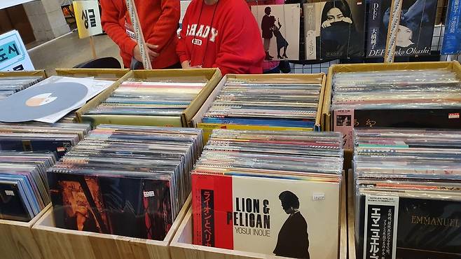 제11회 서울레코드페어 (서울=연합뉴스) 이태수 기자 = 5일 문화역서울 284에서 열린 제11회 서울레코드페어에서 LP 제품들이 빼곡하게 채워져 있다. 2022.11.5 tsl@yna.co.kr