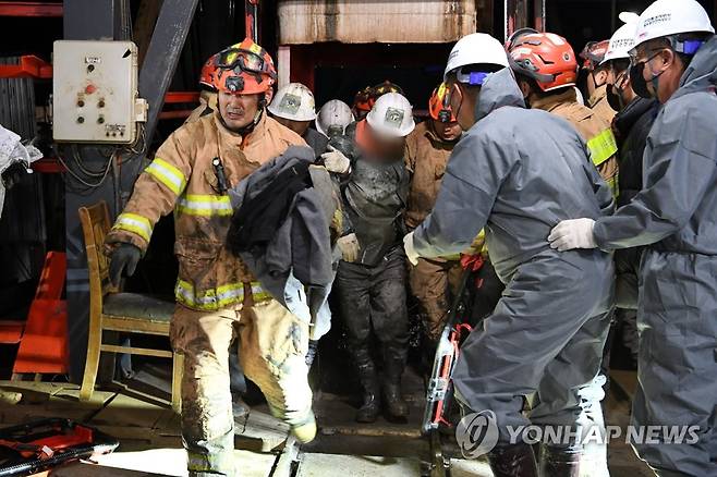 당국 "봉화 광산 고립자 2명 생환…지상으로 걸어 나와" (봉화=연합뉴스) 경북 봉화군 아연 채굴 광산 매몰사고 열흘째인 4일 오후 11시께 구조 당국은 고립됐던 작업자 2명이 생환했다고 밝혔다. 사진은 이날 생환한 고립자들이 밖으로 나오는 모습. 2022.11.5 [소방청 제공. 재판매 및 DB 금지] photo@yna.co.kr