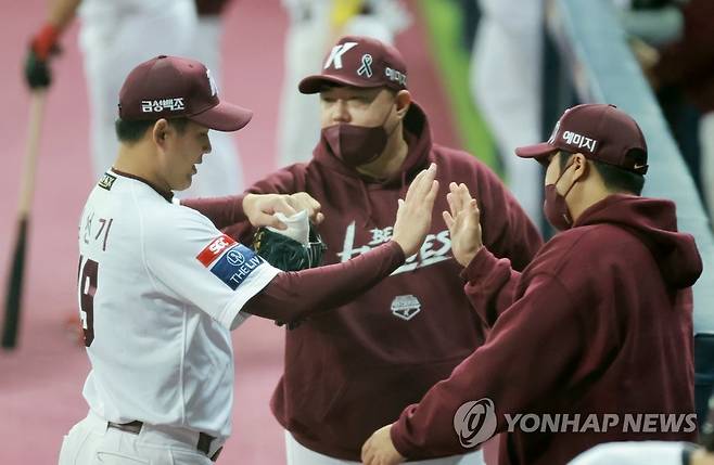 실점 위기 넘긴 키움 (서울=연합뉴스) 홍해인 기자 = 4일 서울 구로구 고척스카이돔에서 열린 2022 프로야구 포스트시즌 한국시리즈(KS) 3차전 SSG 랜더스와 키움 히어로즈의 경기. 
    6회초 2사 주자 1, 3루 키움 두 번째 투수 김선기가 이닝을 무실점으로 막아낸 뒤 더그아웃으로 들어오고 있다. 2022.11.4 hihong@yna.co.kr