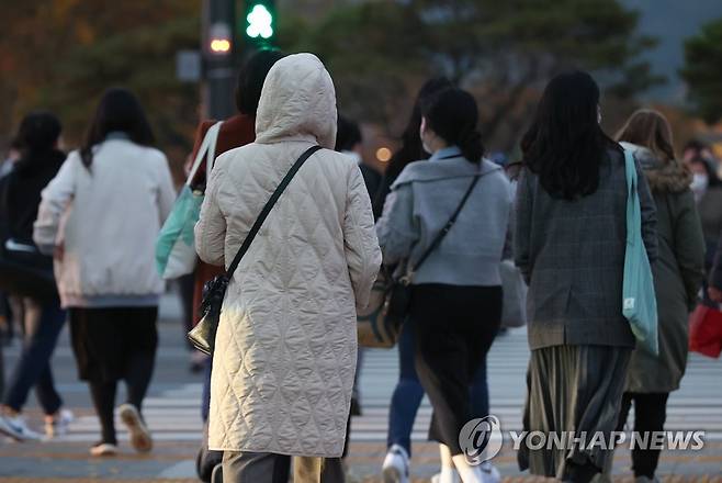 기온 뚝 떨어진 퇴근길 (서울=연합뉴스) 신현우 기자 = 몽골 부근에 발달한 차가운 대륙고기압 영향으로 낮부터 점차 기온이 떨어진 3일 오후 서울 광화문네거리에서 시민들이 횡단보도를 건너고 있다. 2022.11.3 nowwego@yna.co.kr