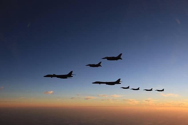 미국 폭격기 B-1B, 일본 전투기와 공동 훈련 (도쿄=연합뉴스) 미국 폭격기 B-1B 2대가 5일 일본 전투기와 함께 규슈 서북부에서 공동 훈련을 하고 있다. [일본 방위성 통합막료감부 제공. 재판매 및 DB 금지]