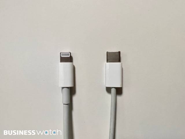 (왼쪽부터) 아이폰용 라이트닝 케이블과 아이패드용 USB-C 케이블./사진=김민성 기자 mnusng@